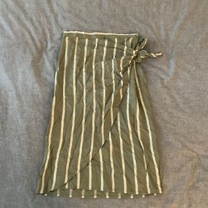High waisted, wrap skirt. Size 8. H&M. Green and white.